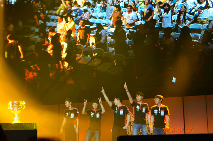 2015LPL夏季赛决赛大图 LGD登上冠军宝座