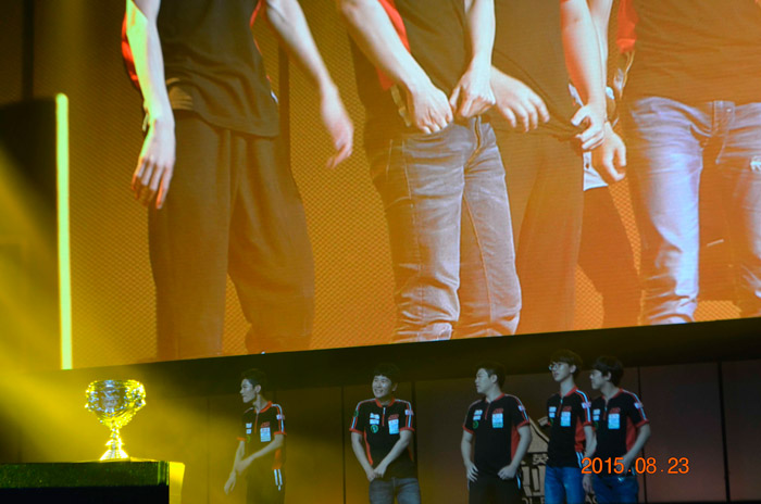 2015LPL夏季赛决赛大图 LGD登上冠军宝座