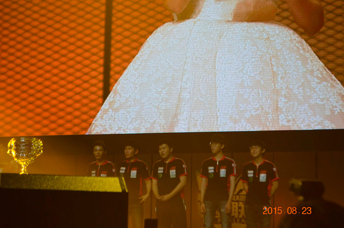 2015LPL夏季赛决赛大图 LGD登上冠军宝座
