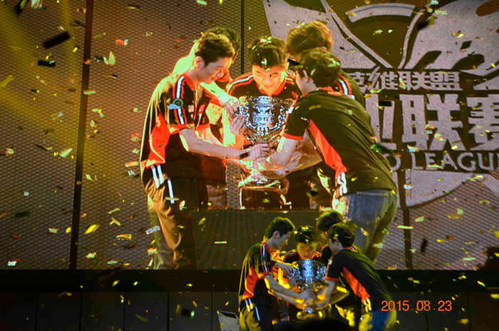 2015LPL夏季赛决赛大图 LGD登上冠军宝座