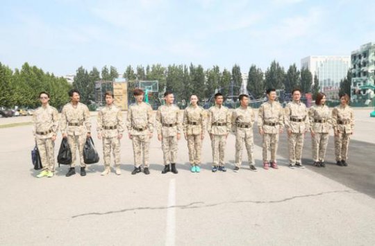 随后,主播们来到训练场列队准备训练。