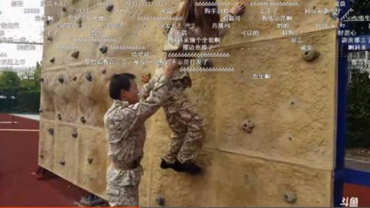 攀岩训练,狗哥为保护妹子不惜上手!