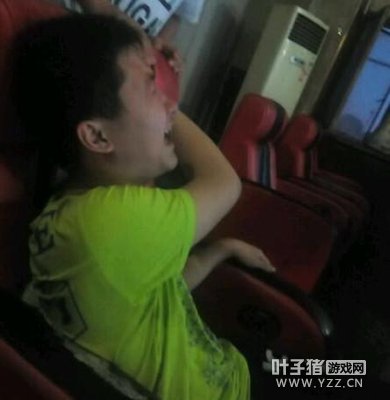 LOL史上最损恶作剧 小学生在网吧急的崩溃大哭