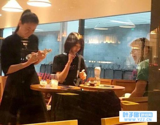 郑爽和一男子共同在饭店露面,网友隔窗拍下