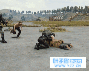 绝地求生:躲在队友尸体的盒子上,能获得30