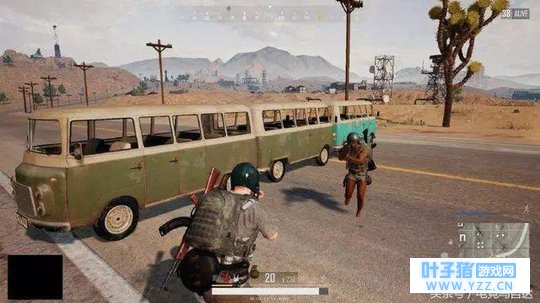 玩绝地求生堵桥用车的很多,但是拿船来堵的