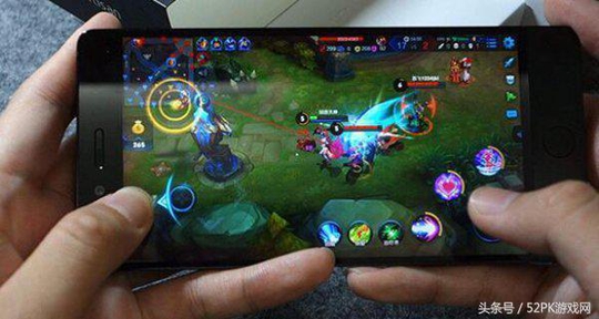 孩子沉迷《王者荣耀》怎么办? 家长要玩的更