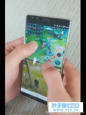 网友神操作,一部手机同时玩王者荣耀和吃鸡